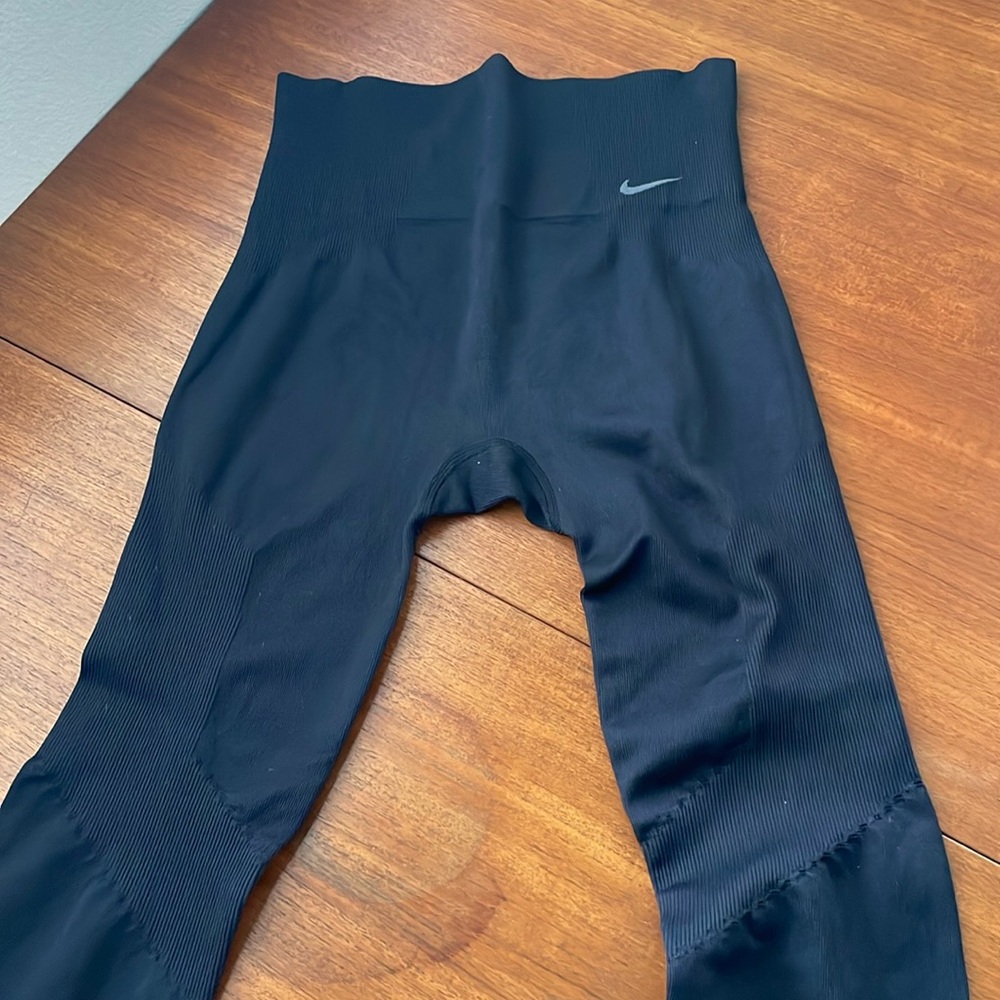 Nike size M black sculpted leggings like new